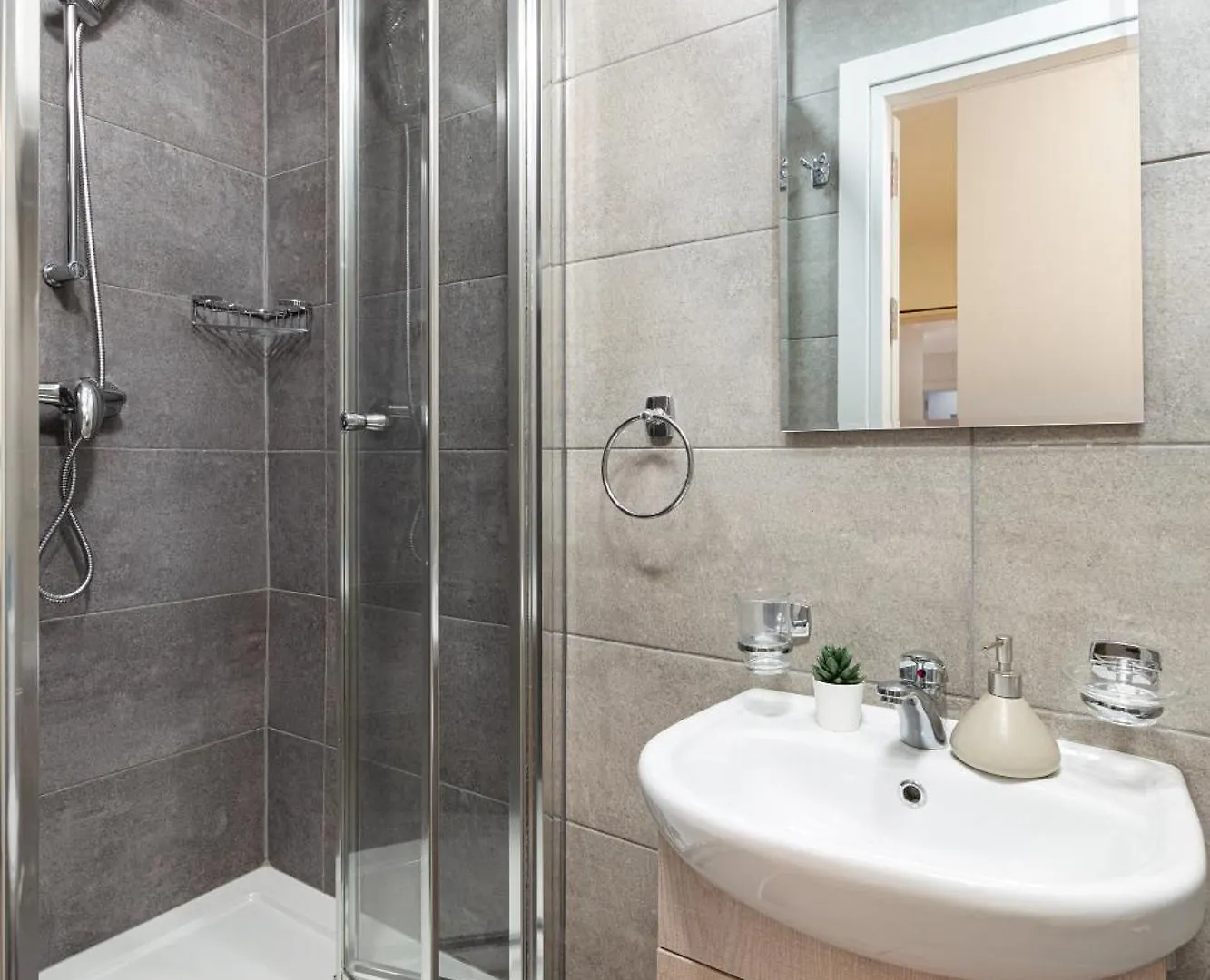 Modern Ensuite Rooms In Shared Apartment Near Balluta Bay Sliema Gzira San Giuliano Alloggio in famiglia